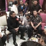 Sekjen PDIP Hasto Kristyanto, Wali Kota Surabaya Tri Rismaharini, Ketua DPC PDIP Surabaya Wisnu Sakti Buana, dan Ketua DPD PDIP Jatim Kusnadi memberikan keterangan kepada wartawan usai pertemuan.