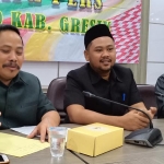 Ketua Komisi I DPRD Gresik, Jumanto (kiri) bersama Ketua DPRD Fandi Akhmad Yani, dan Wongso Negoro  saat memberikan keterangan pers. foto: SYUHUD/ BANGSAONLINE