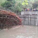 Kondisi kerangka besi dan balok kayu pembangunan jembatan kali Klatak yang roboh usai diterjang luapan air.