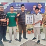 Anggota DPRD Jatim, Deni Prasetya, saat menerima penghargaan dari FJN.