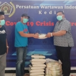 Ketua DPRD Kabupaten Kediri Dodi Purwanto saat menyerahkan bantuan yang diterima oleh Ketua Covid-19 Crisis Centre PWI Kediri, Setiawan dan Ketua PWI Kediri, Mega Wulandari, di Kantor PWI Kediri.