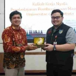 Bupati Kediri Hanindhito Himawan Pramana (kanan) saat menerima cenderamata dari Andi Sudiarso Dosen Pembimbing Lapangan (DPL) Mahasiswa UGM. Foto: Ist.