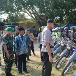 Kapolres Pacitan AKBP Sugandi melakukan pengecekan personil didampingi Bupati Indartato, Wabup Pacitan Yudi Sumbogo, Sekkab Suko Wiyono, serta Kepala OPD terkait.