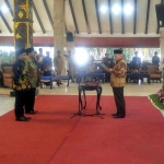 Wakil Bupati Malang Drs. H. M. Sanusi, MM, melantik sekaligus mengambil sumpah dan janji jabatan Direksi PD Jasa Yasa Kabupaten Malang, Senin (30/10).