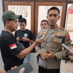 Kapolres Pasuruan AKBP Bayu diwawancarai wartawan usai audiensi.