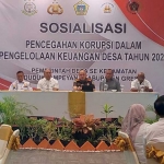 Kajari Gresik Nana Riana, Kepala Unit Tindak Pidana Korupsi Satreskrim Polres Gresik Iptu Ketut Raisa, dan para insan media saat memberikan materi sosialisasi pengelolaan DD. Foto: Ist.