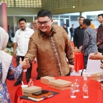 Bupati Kediri, Hanindhito Himawan Pramana, saat menyalami salah satu undangan. Foto: Ist