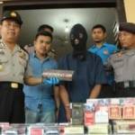 pelaku saat diamankan di Mapolsek warujayeng beserta barang bukti. (Soewandito/BangsaOnline.com)