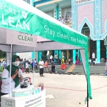 Petugas siap memberikan cairan disinfektan kepada para santri agar tetap bersih. (foto: ist).