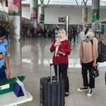 Perempuan berkewarganegaraan ganda berinisial IJ (19) dikawal petugas imigrasi dalam proses deportasi ke Singapura pada Selasa (23/4/2024). Foto: Dok. Kantor Imigrasi Blitar