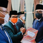 Bupati Pamekasan H. Baddrut Tamam melantik jabatan pimpinan tinggi dan administrator di Peringgitan Dalam Mandhapa Aghung Ronggosukowati, Rabu (24/11/2021).