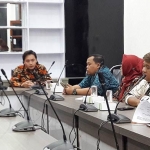 Ketua DPRD Gresik H. Ahmad Nurhamim saat menerima kunjungan kerja DPRD Mojokerto. foto: SYUHUD ALMANFALUTY/BANGSAONLINE