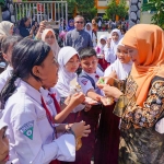 Khofifah saat menyapa para pelajar di hari pertama MPLS atau masa pengenalan lingkungan sekolah.