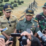 Bupati Trenggalek Nur Arifin memberikan keterangan kepada wartawan.