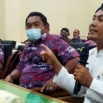 Puryono (baju putih), Ketua AKD Trenggalek saat menyampaikan aspirasi di Gedung DPRD Trenggalek. (foto: HERMAN/ BANGSAONLINE)