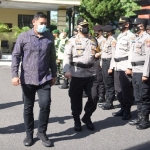 Wali Kota Kediri Abdullah Abu Bakar didampingi Kapolres AKBP Wahyudi dan Dandim Letkol Inf. Rully Eko Suryawan, saat mengecek pasukan. (Foto: Ist.)