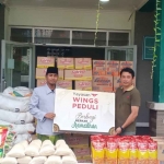 Yayasan Wings Peduli saat membagikan paket sembako di Ponpes Lirboyo, Kota Kediri. Foto: Ist