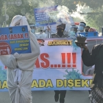 Para pengendara di pusat Kota Blitar diminta jaga jarak oleh hantu pocong.