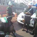 RAZIA. Anggota Polisi Militer Sub Denpom V/4-1 Sidoarjo memeriksa kelengkapan pengemudi sepeda motor dari kalangan anggota TNI, kemarin. Foto : catur andy/BANGSAONLINE