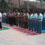 Salat istisqa di halaman SMKN 2. foto: zainal abidin/BANGSAONLINE