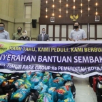 Wali Kota Batu Dra. Hj. Dewanti Rumpoko didampingi Kajari Dr. Sri Heny Alamsari, Pabung Kodim 0818, Ketua Laskar Foundation, dan perwakilan JTP Group saat meninjau ribuan paket sembako di Balai Kota Batu.