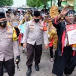 Kapolresta Sidoarjo bersama Mbah Bejo berikut punakawannya turun ke Pasar Porong, sosialisasikan protokol kesehatan 5M.