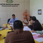 Suasana saat wajib pajak pemilik restoran dipanggil Kejaksaan Negeri Bangkalan. 