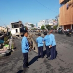 Direktur PDAM Ady Setiawan sedang berkoordinasi dengan staf dan pihak terkait.