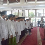 Bupati Sambari ketika mengukuhkan pengurus Baznas Gresik periode 2017-2022. foto: syuhud/ bangsaonline