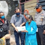 Nenek Sumirah saat menerima kartu JKN-KIS dari BPJS Kesehatan. (foto: ist.)