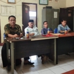 Satpol PP Pamekasan saat memanggil pengelola usaha karaoke di ruang Kantor Satpol PP, Jalan Pamong Praja, Kabupaten Pamekasan, Madura.