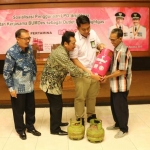 Wabup Moh. Qosim didampingi Kadis PMD dan perwakilan PT. Pertamina menyerahkan secara simbolis LPG Bright Gas kepada BUMDes.