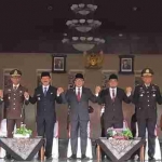 
Bupati dan Wakil Bupati Pamekasan saat mengikuti upacara peringatan hari kesaktian Pancasila di lapangan Nagara Bhakti depan Mandhapa Aghung Ronggosukowati. 