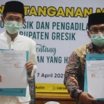 Ketua MUI Gresik KH Mansoer Shodiq bersama Ketua Pengadilan Agama Gresik Giri Permana saat MoU. foto: ist.