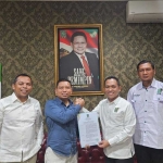 Mantan Bupati Lumajang Thoriqul Haq menerima surat keputusan DPP PKB untuk maju di Pilkada Lumajang 2024, Selasa (14/5/2024). Foto: Dok. PKB Lumajang.