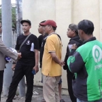 Aliansi Arek Sidoarjo saat mendatangi rumah pedangdut Via Vallen yang berada di Desa Kalitengah, Kecamatan Tanggulangin, Senin (22/4/2024). Foto: Dokumen: Aliansi Arek Sidoarjo