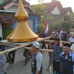 Takmir Masjid Al Mubarok dan warga Lingkungan Trate, Dusun Dawung, Desa Pagu, Kecamatan Wates, Kabupaten Kediri,  saat mengarak Mahkota Masjid untuk berkeliling. Foto: Ist