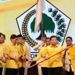 Setyo Novanto menerima bendera Partai Golkar setelah ditetapkan sebagai Ketua Umum Partai Golkar, dalam Munaslub, di Nusa Dua, Bali, Selasa (17/5). foto: republika