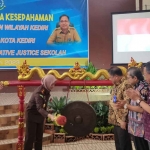 Kajari Kota Kediri, Novika Muzairah Rauf, saat memukul gong ketika peresmian rumah restorative justice sekolah. Foto: Ist