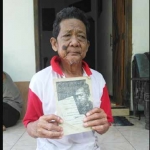 Mbah Gapar saat menceritakan sejarah Tan Malaka