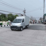 Pengguna jalan saat melewati Jembatan Kali Cantel, Sedati, Sidoarjo. Foto: Ist