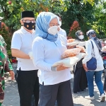 Ketua Kadin Kabupaten Kediri Hj. Yekti Murih Wiyati saat menyerahkan bantuan sembako kepada salah satu pedagang di kawasan SLG di Desa Sumberejo Kecamatan Ngasem Kabupaten Kediri. foto: MUJI HARJITA/ BANGSAONLINE