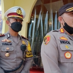 Kapolres Pasuruan AKBP Erick Frendriz (kanan) didampingi Kasatlantas AKP Yudhi Anugrah Putra saat memantau jalanya pengamanan di Posyan Taman Dayu, Pandaan.