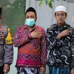 Kapolres Gresik, AKBP Mochamad Nur Azis, saat bertemu pengasuh Pondok Pesantren Bumi Aswaja, KH A. Irsyadul Ibad Zarochim. Foto: SYUHUD/ BANGSAONLINE