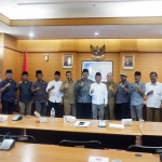 Foto bersama kepala desa se-Bangkalan dengan pejabat daerah setempat.