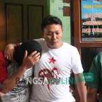 Kades Kujung, Kecamatan Widang, MJ, saat menjalani pemeriksaan di ruang Kanit Tipidum Polres Tuban. foto: SUWANDI/ BANGSAONLINE