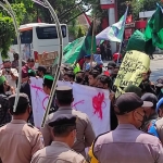 Massa aksi dari HMI di depan Kantor DPRD Kota Kediri dihadang petugas keamanan. Foto: Ist