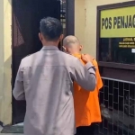 Pelaku saat digiring polisi.