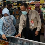 Walikota Ika Puspitasari ketika memimpin sidak di pasar modern di Kota Mojokerto. foto: Yudi Eko Purnomo/BANGSAONLINE.com  