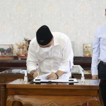 Proses Penandatanganan MoU antara Pemkot Surabaya dan Kejari Tanjung Perak di ruang sidang wali kota, Balai Kota Surabaya, Selasa (13/4/2021). (foto: ist)